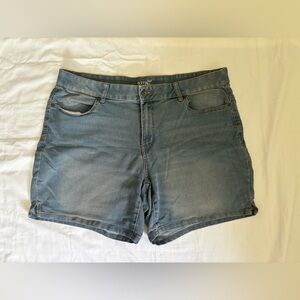 Terra & Sky Women’s Mid Rise Stretch Denim Short in Light/Medium Wash Sz 18W